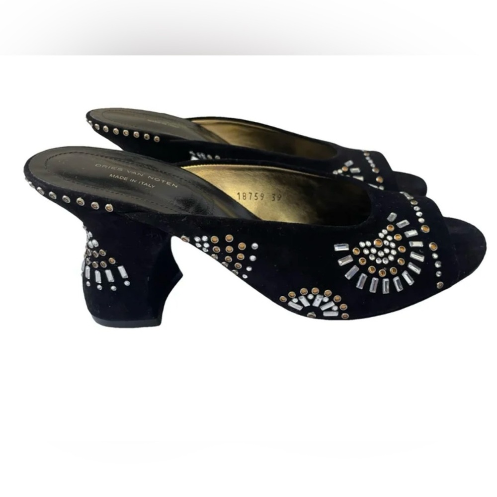 Dries Van Noten Embellished sandal pump.
